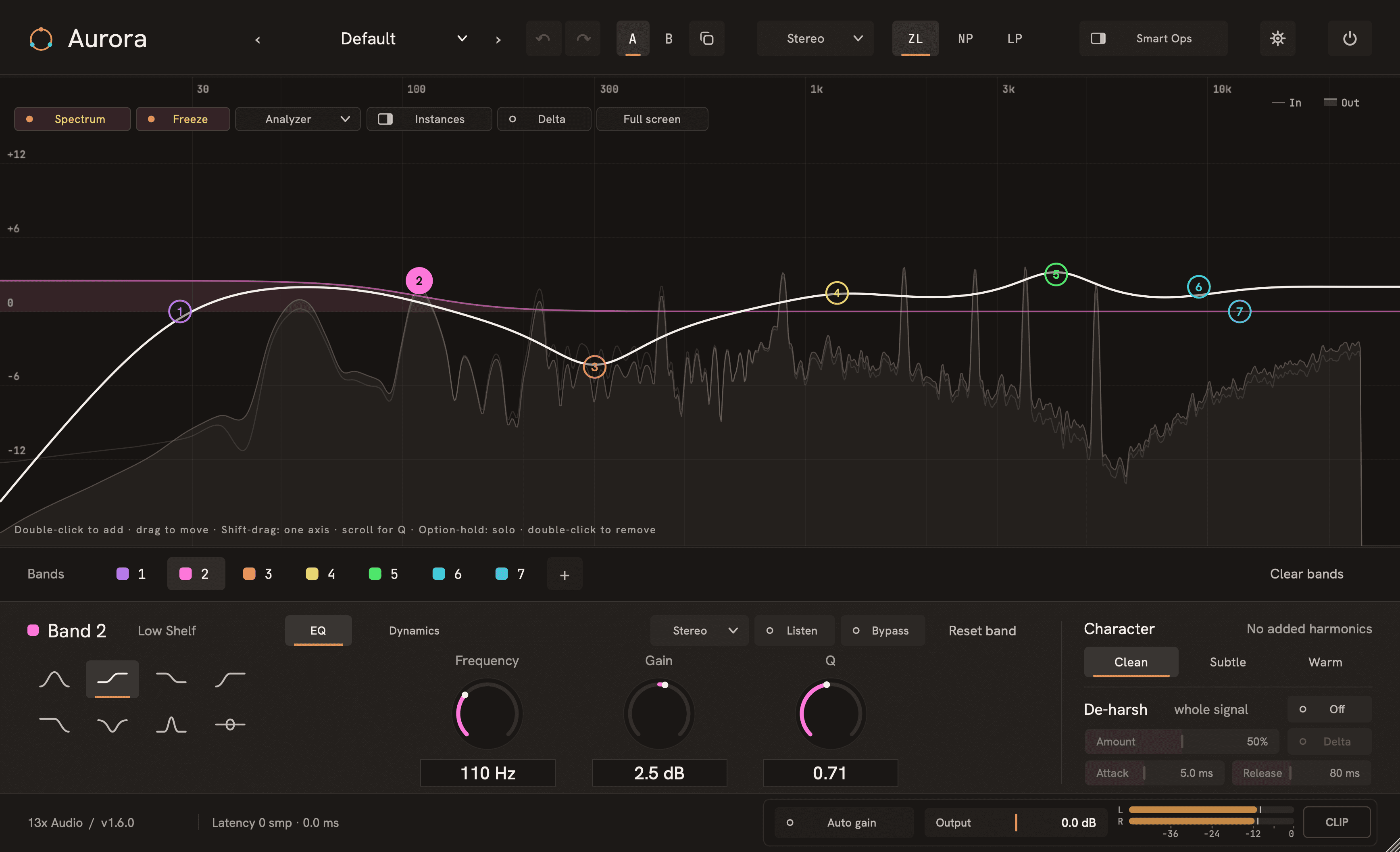 Aurora 1.6 im Theme Ember: Bernstein-Akzent, die EQ-Kurve mit sieben Bändern über einem Live-Spektrum, Band 2 (Low Shelf) ausgewählt.